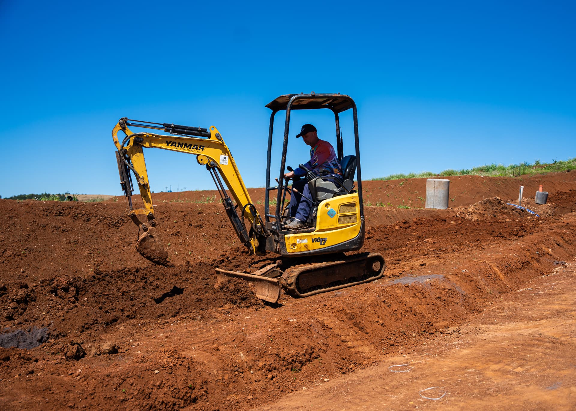 Miniescavadeira Yanmar Vio 17 escavando terreno